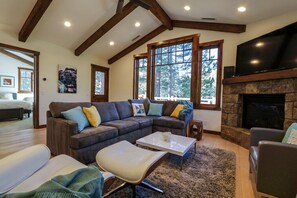 Living room with adjacent master bedroom and access to outdoor jacuzzi and deck