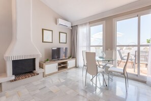 Dinning area with terrace access