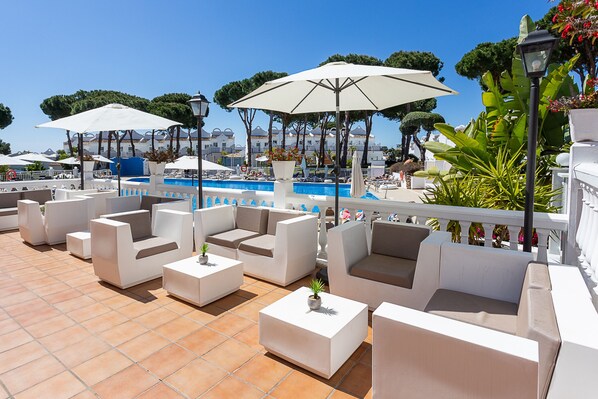 Chill out area near the 2 outdoor pools