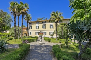 The Villa with the Italian-style jardin