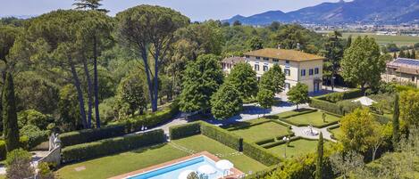 La Villa con el parque y la piscina