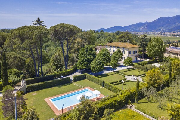 La Villa avec le parc et la piscine