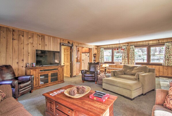 Book your Lake Tahoe getaway at this cozy vacation rental cabin!