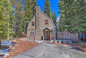 This 3-bedroom, 2-bath cabin can host a group of 6.
