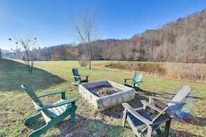 Cabin Grounds | Fire Pit | Lawn Games  | 1,200 Sq Ft