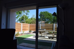 Petite cours fermée avec table et barbecue