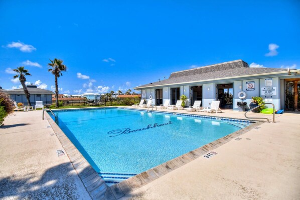 Heated Community pool - Great pool area to hangout with family