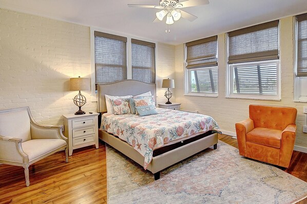 Queen bed - Inviting indoor space designed for relaxation and comfort