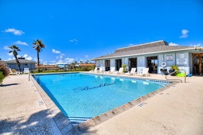 Heated community pool - Luxurious outdoor swimming pool area