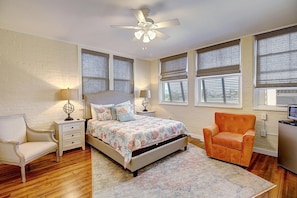 Spacious area with Queen bed - Spacious area with Queen bed