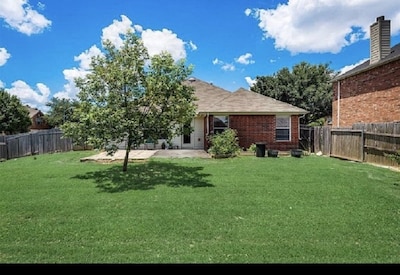 Beautiful and relaxing home just a walk from Joe-Pool lake!