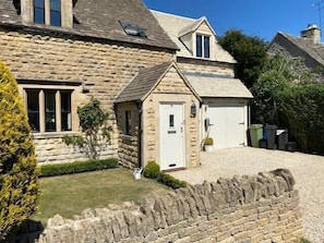 arge Cotswold stone cottage with off road parking and EV charging