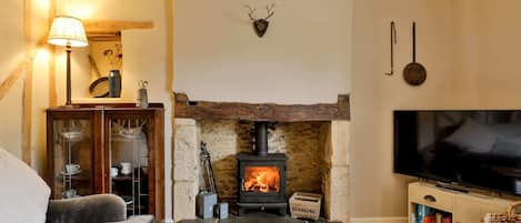 Grade 11 listed cottage with inglenook fireplace for cosy retreats