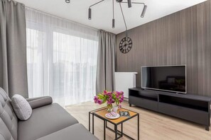 Stylish living room with coffe table. 