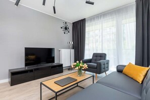 Flat-screen television in the stylish living room, where the guests can enjoy their favorite shows.