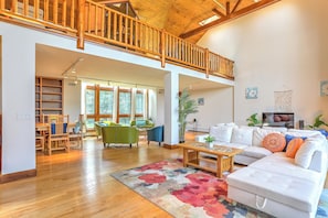 Living Room | Exposed Beams | Free WiFi | Central A/C & Heat