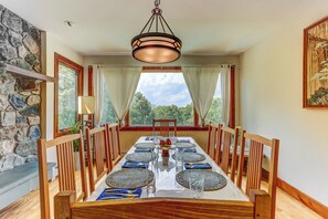 Dining Room | Dishes & Flatware Provided