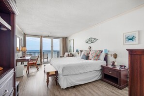 Lovely bay views and balcony!