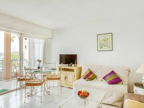 Pièce, Propriété, Meubles, Salon, Design Intérieur, Jaune, Bâtiment, Sol, Maison, Table