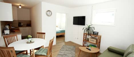 Ferienwohnung Fembacher, 43qm, 1 Schlafzimmer, herrliche Sonnenterrasse-Blick in das Wohnzimmer