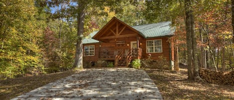 Cambell's Cozy Cabin in the woods!