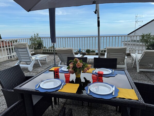 Outdoor dining