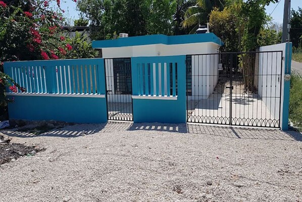 Fachada exterior, estacionamiento dentro.