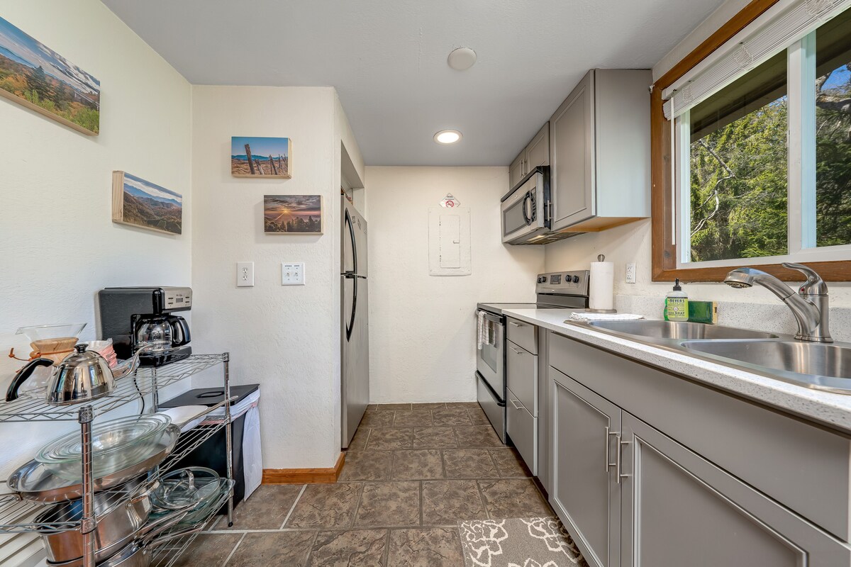 Dog-friendly mountain condo with private hot tub & fireplace – near ski lifts
