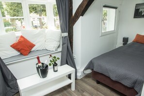 Schlafzimmer I mit zwei bequemen Einzelbetten und Utlucht mit Sitzgelegenheit