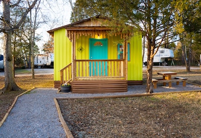 Glamping Cabin 2 - near Spring Hill & Franklin