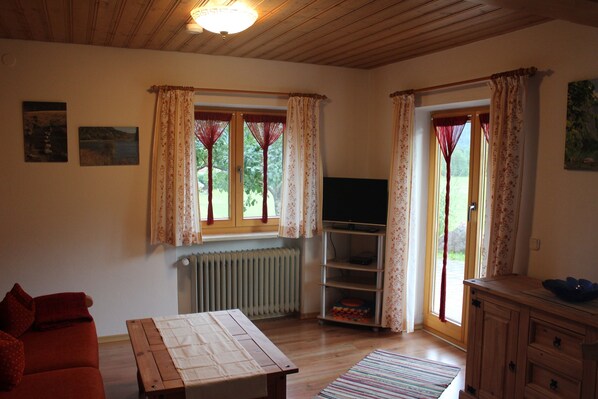 Ferienwohnung Krokus 40qm, Terrasse, Kochnische, 1 Schlafzimmer, Wohnzimmer-Wohnen