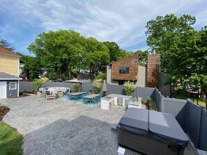 Brand new outdoor space!! Spa, Outdoor BBQ, Gas Fire pit, dining for 16