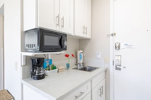 Kitchenette with mini fridge, microwave, toaster, coffee maker, kettle, blender and rice cooker. (no hot plate for cooking)