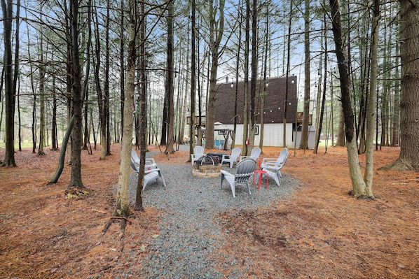 Secluded property with lighted fire pit, creek, horse shoes...