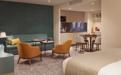 Lovely Suite 5 Mins from Heathrow Airport | Business Centre On-Site + Free Wi-Fi