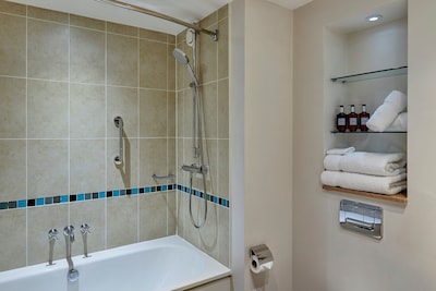 Charming 1 Bedroom Suite | Business Centre On-Site + Free Wi-Fi + Complimentary Breakfast
