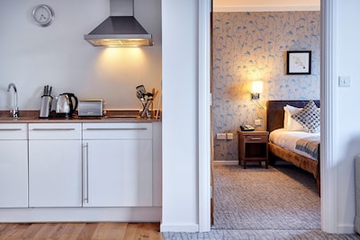 Charming 1 Bedroom Suite | Business Centre On-Site + Free Wi-Fi + Complimentary Breakfast