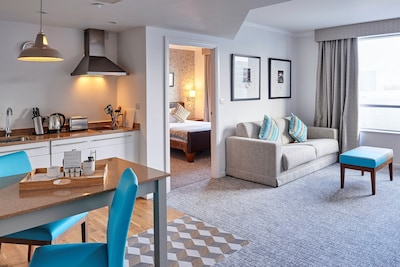 Charming 1 Bedroom Suite | Business Centre On-Site + Free Wi-Fi + Complimentary Breakfast