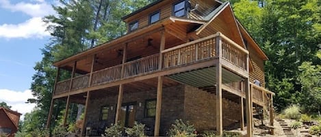 Mountain cabin 1.5 miles from heart of Helen GA 