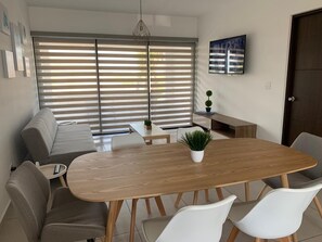Dining room for 6 people and complete utensils for your meals in the apartment