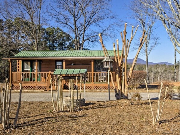 Rustic Refuge with beautiful mountain vistas.