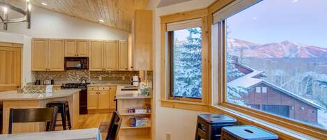 Bluebird Sanctuary has an open floor plan for the kitchen, dining and living areas