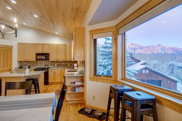Bluebird Sanctuary has an open floor plan for the kitchen, dining and living areas