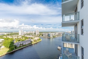 Building,Outdoors,City,Urban,High Rise