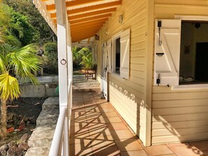 Accès extérieur à la terrasse de la villa Cajou