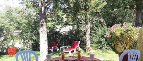 Votre terrasse et jardin - Petit déjeuner fait maison