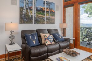 Picturesque Living Room - Aspen Ridge 16 - Vivid Vacation Rental