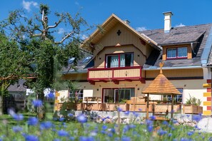 Blumenwiese vor dem alten Bauernhaus