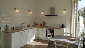 Fitted kitchen with washing machine, dishwasher, fridge, oven