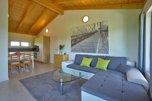 Ferienwohnung mit Balkon für 2-4 Personen 60qm-Küche und Wohnbereich